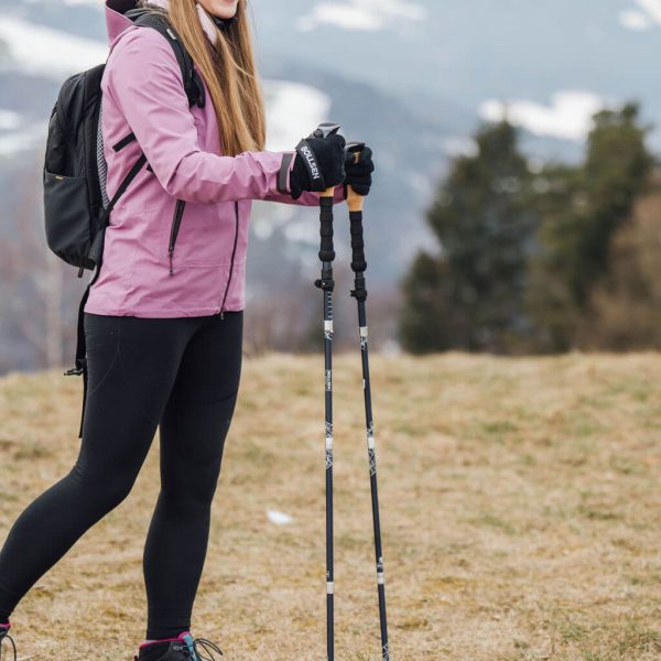 expedition pro nő túrázik botokkal
