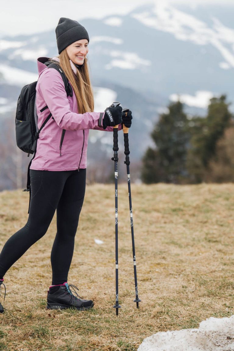 expedition pro nő túrázik botokkal