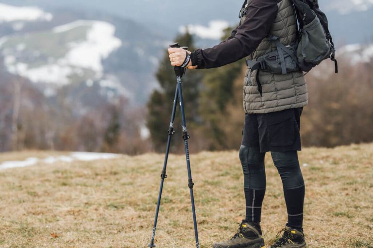 férfi, aki Alpine Explorer kutatóbotokkal áll