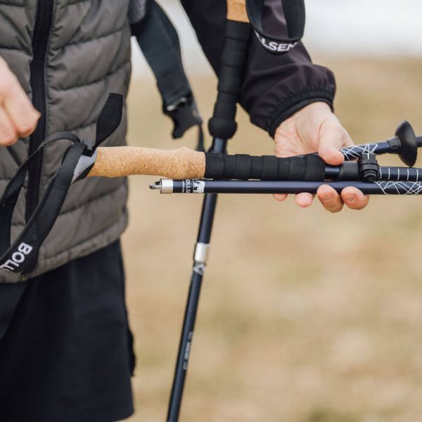 férfi tart egy szétszerelt expedition pro árbocot