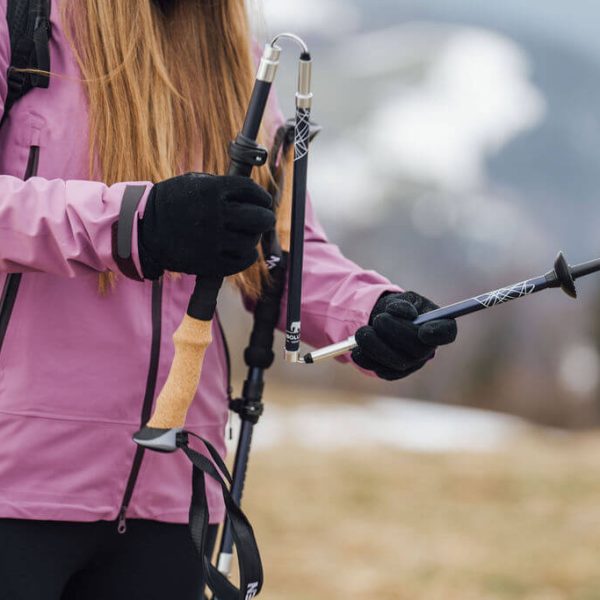 nő közeledik expedition pro botokkal